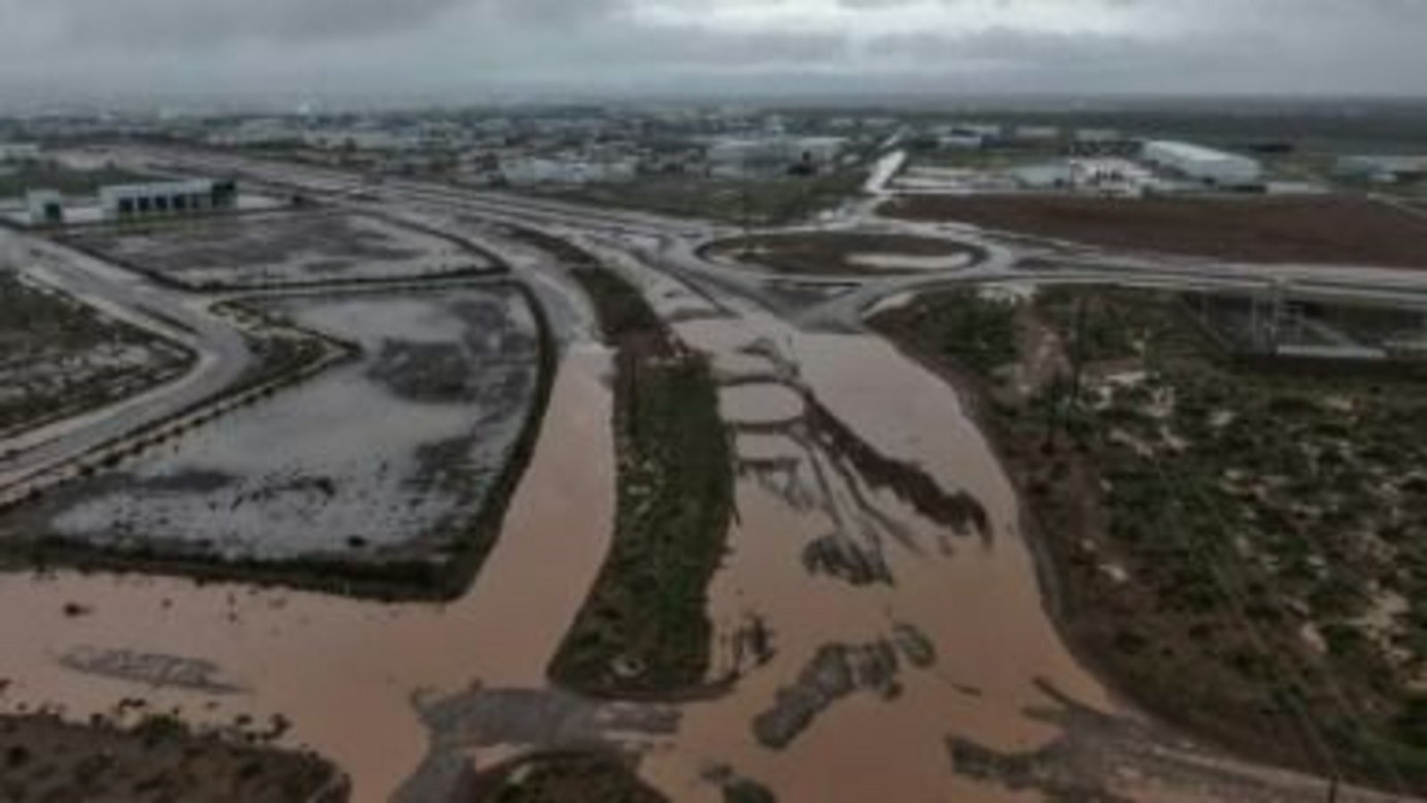Alerta por El Niño en Neuquén: evacuaciones, puentes aéreos y complicación operativa en Vaca Muerta
