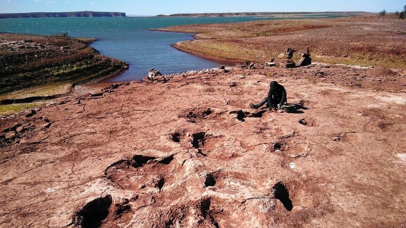 Dónde queda Villa El Chocón, el lugar en el que pescadores encontraron de casualidad huellas de dinosaurios