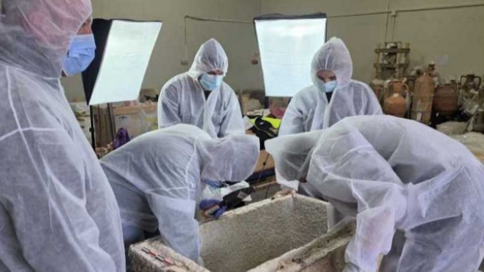 Encuentran un sarcófago romano intacto en Rumania, científicos lo abren y hallan algo alucinante