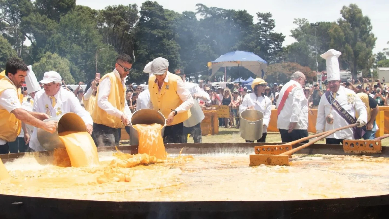 Celebra la Fiesta del Omelette Gigante: el pueblo ideal para una escapada de fin de semana