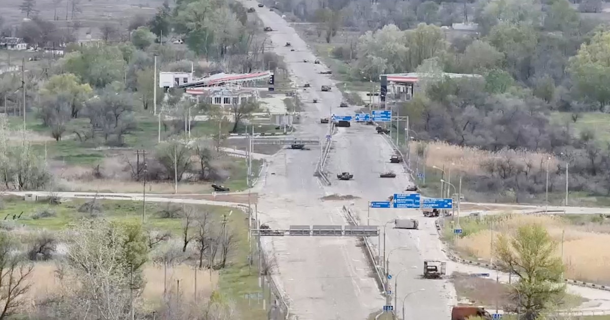 Ucranianos desesperados arriesgan su vida al escapar de una ciudad controlada por Rusia mientras caminan por rutas minadas