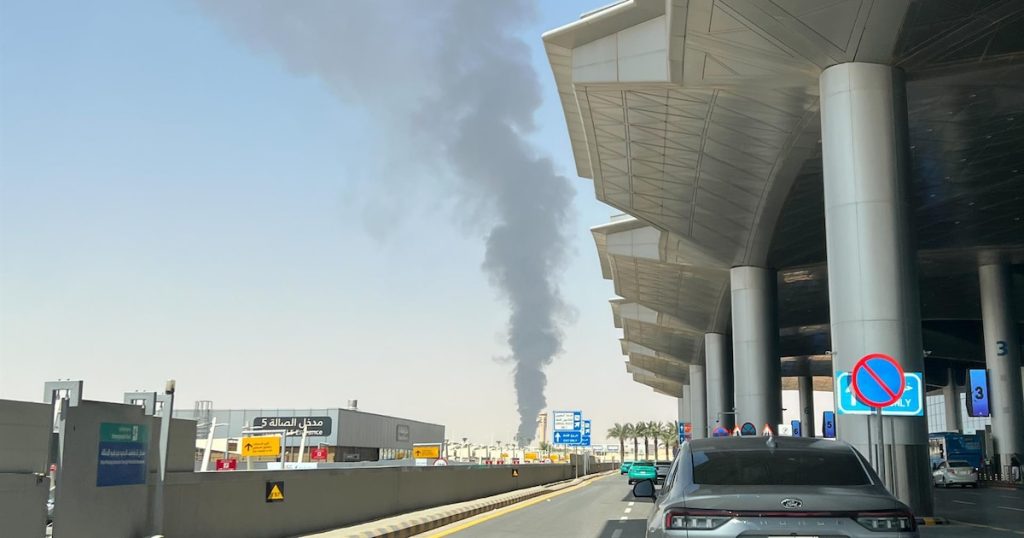 Arabia Saudita extendió hasta el sábado el cierre del aeropuerto de Riad tras los ataques hutíes que dejaron 13 muertos y 300 heridos