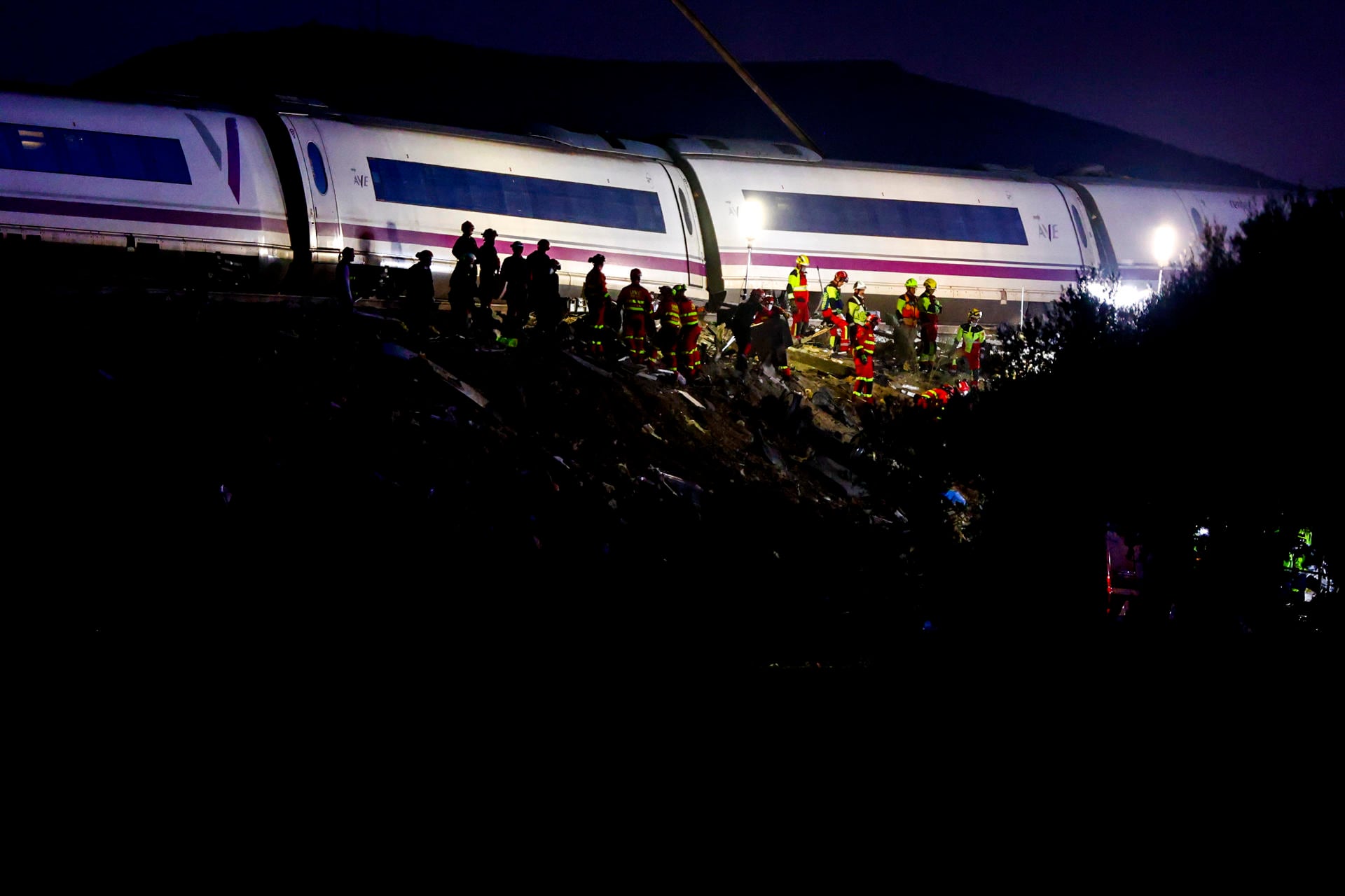El accidente de trenes tras un choque de un AVE y un Iryo en Toledo, en imágenes