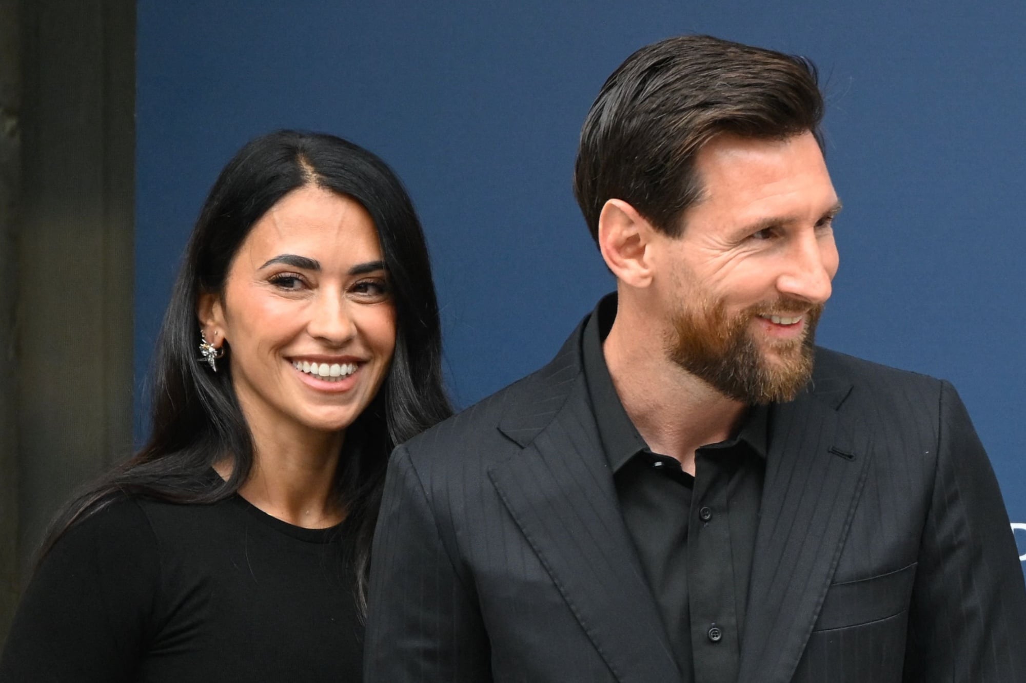 Lionel Messi y Antonela Roccuzzo llegaron a España y causaron furor con sus elegantes looks total black