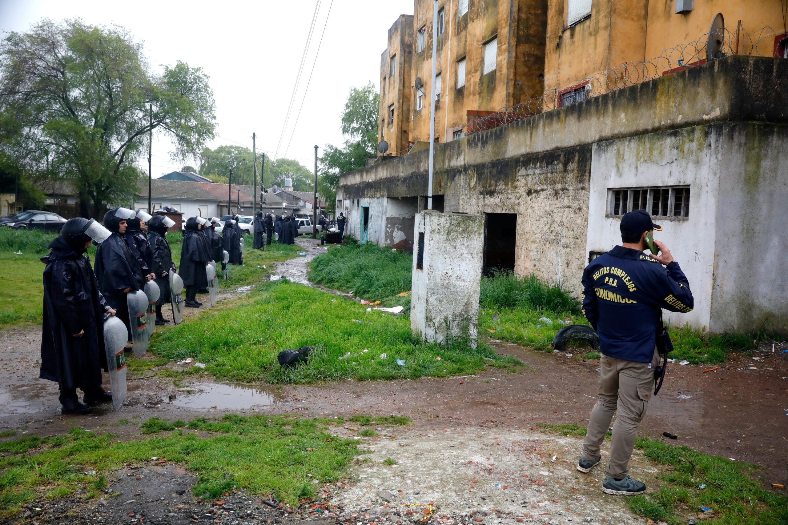 Más de 200 policías rodearon una zona caliente de Mar del Plata, donde secuestraron armas, municiones y drogas