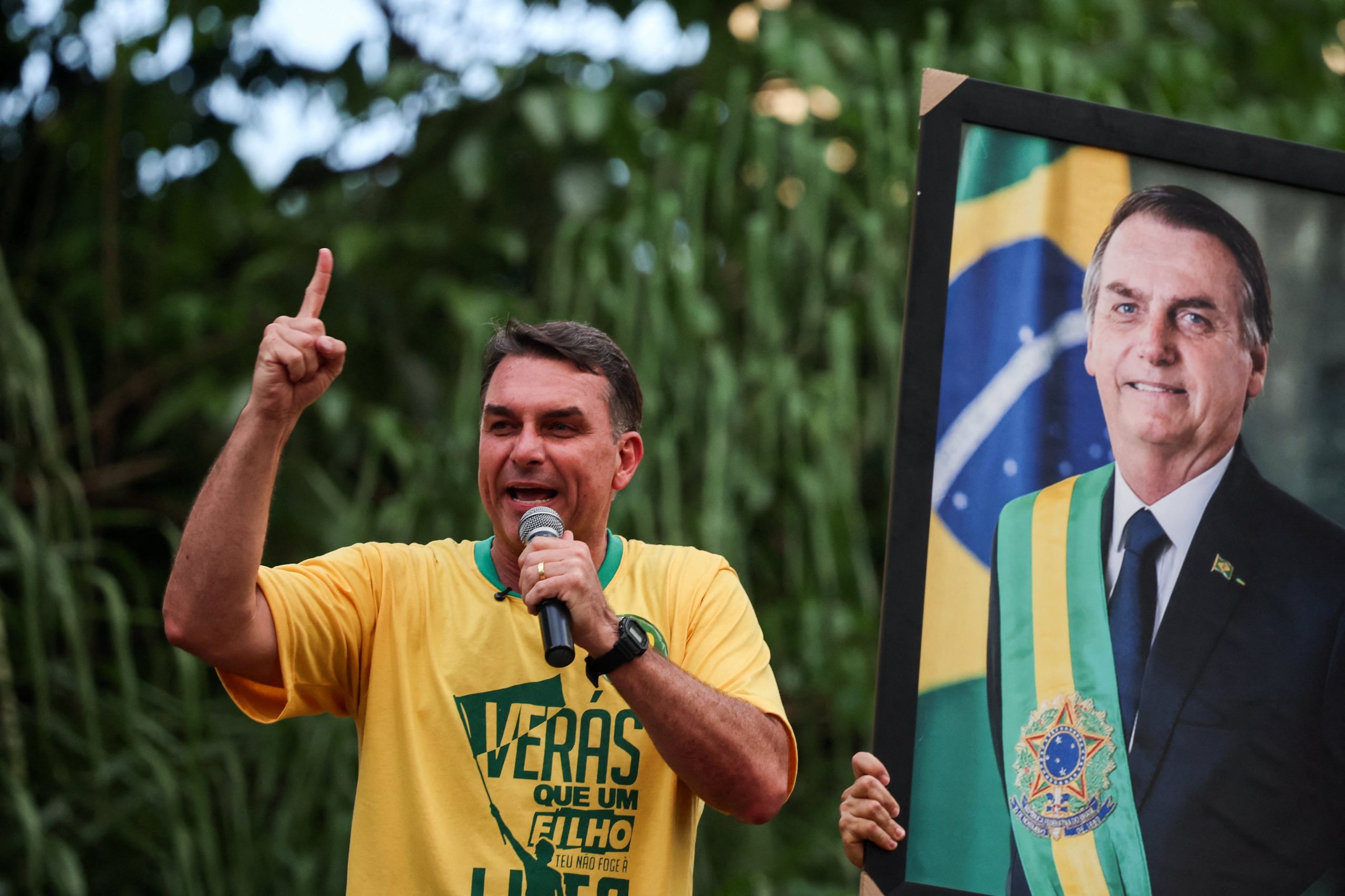 Flávio Bolsonaro afirmó que quiere que su padre le coloque la banda presidencial si gana el balotaje en Brasil