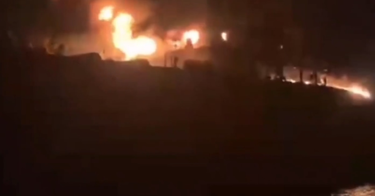 El régimen de Irán reportó que un superpetrolero se incendió tras chocar con una mina marítima en Ormuz