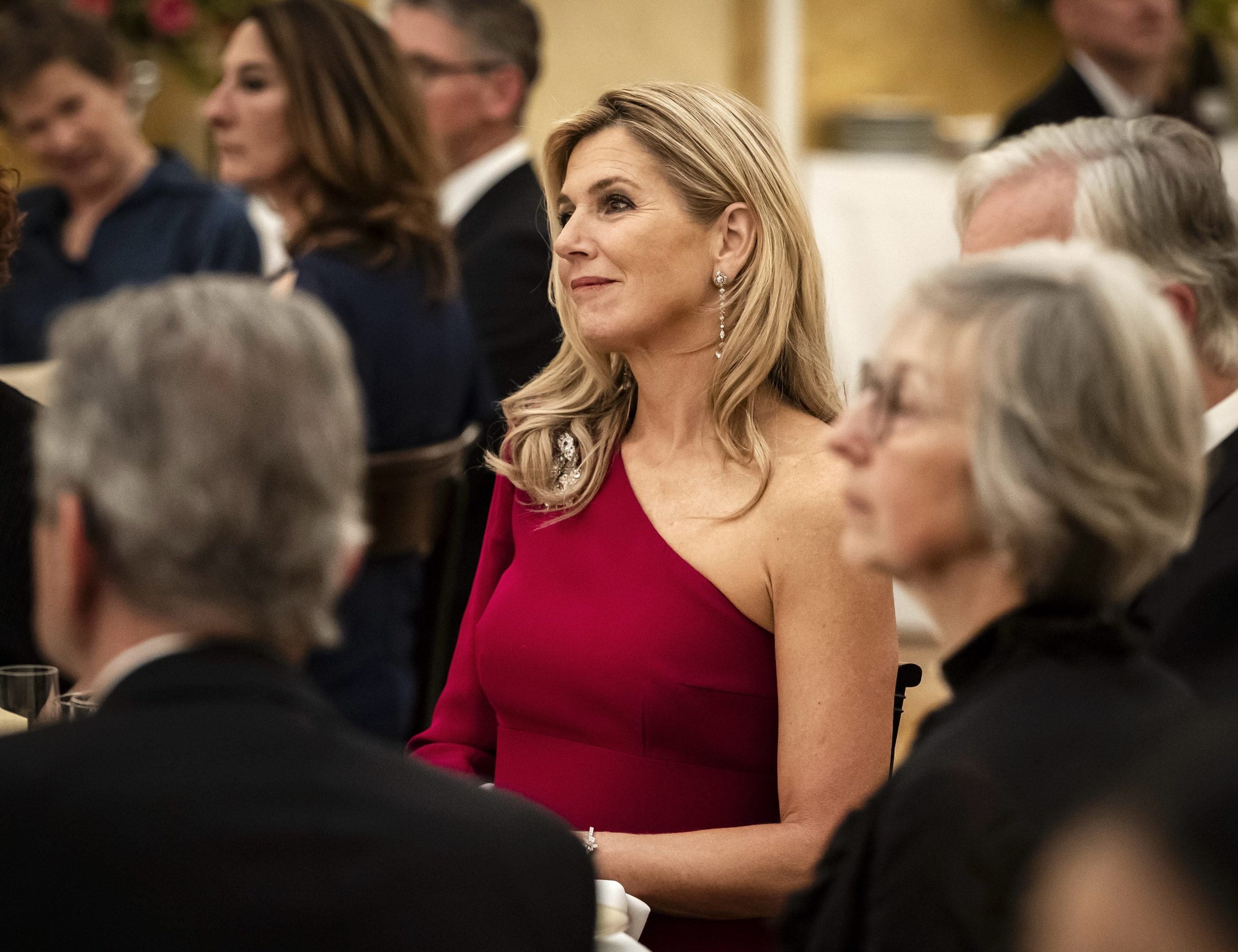 El truco de estilo de la reina Máxima para reinventar su vestido de gala rubí