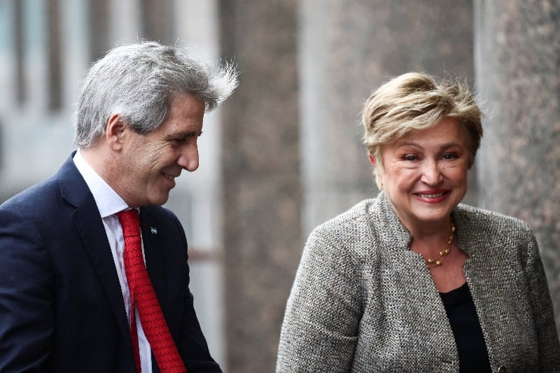 El Gobierno debe afrontar un pago de USD 800 millones al FMI y analiza dos caminos: usar dólares propios o comprarlos al BCRA
