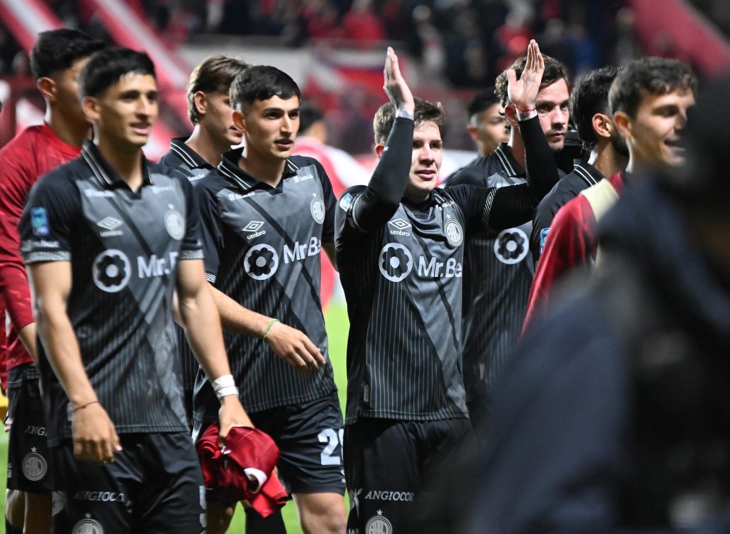 Argentinos sufrió ante Independiente Rivadavia, pero un gol inesperado lo dejó a la altura de Boca en la Tabla Anual