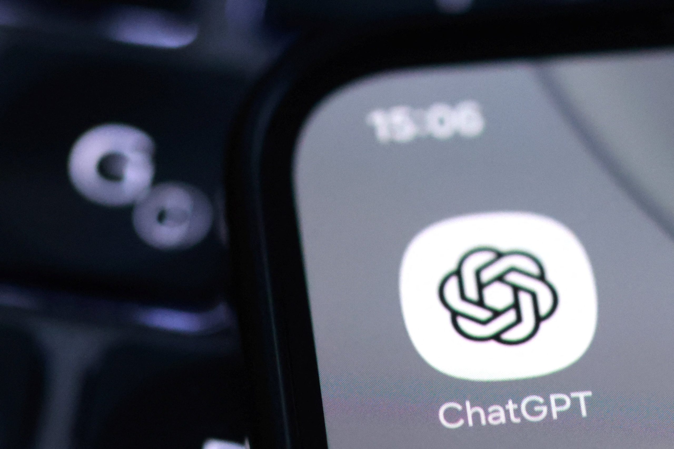 OpenAI restringirá lo que ChatGPT responde a adolescentes sobre armas, aunque la pregunta parezca inocente