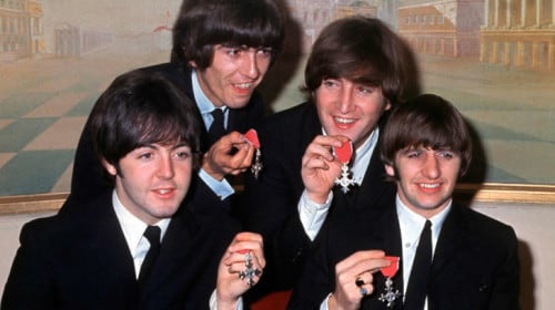Los Beatles y la reina Isabel II, entre el amor y el odio: humo de marihuana en Buckingham y una carta de Lennon de 70.000 dólares