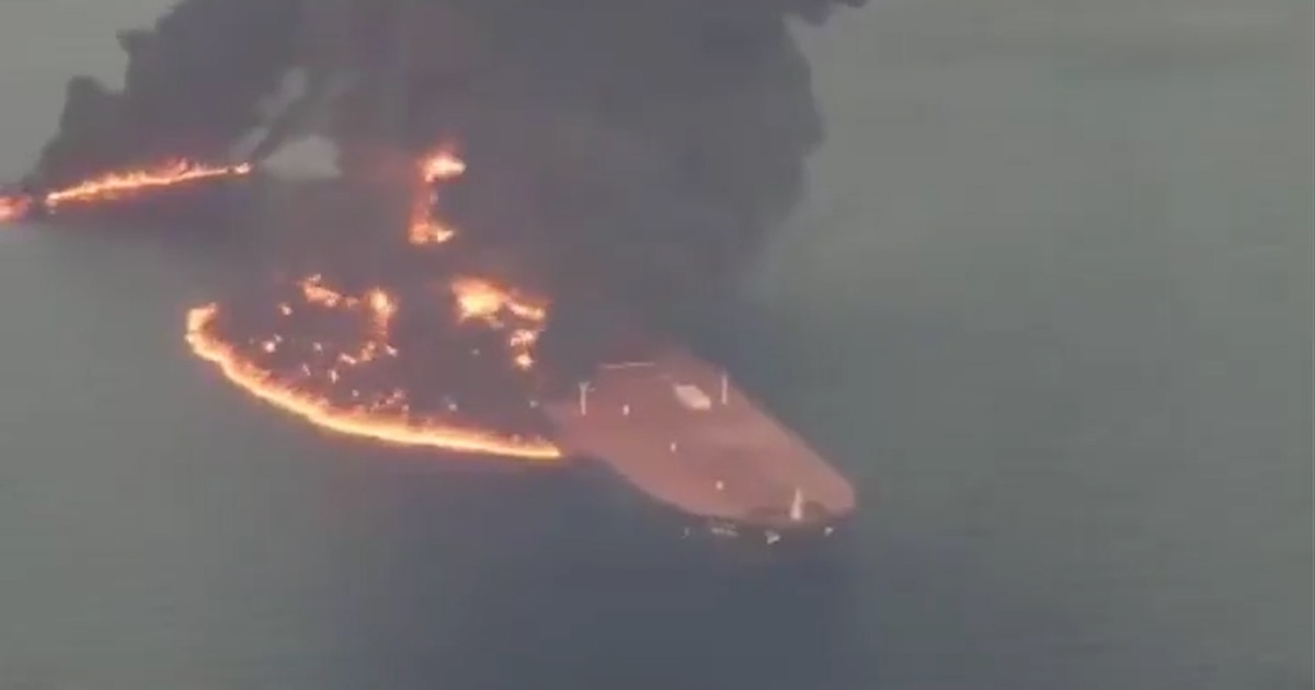 Irán informó que un superpetrolero se incendió tras chocar con una mina marítima al salir del estrecho de Ormuz