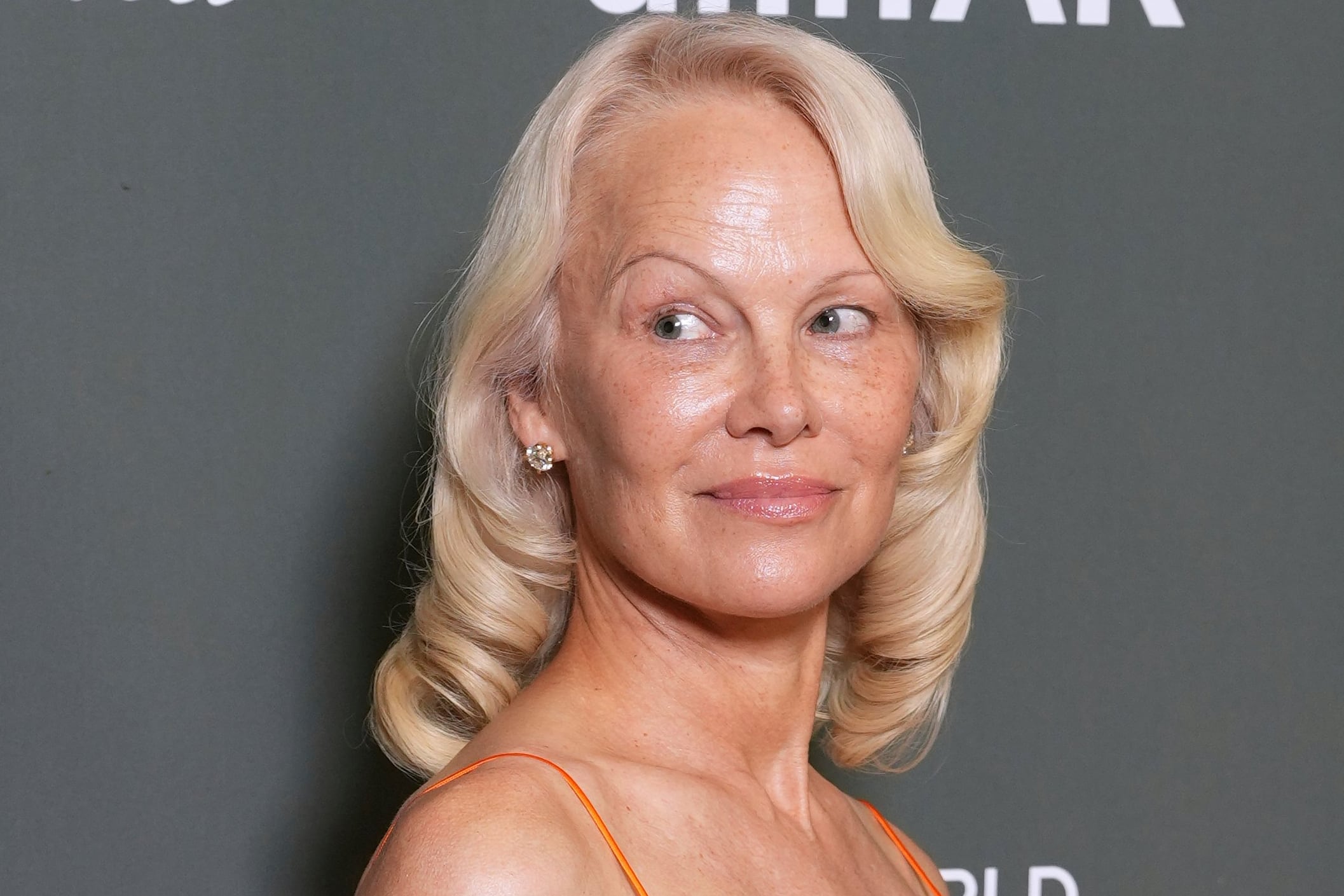 Pamela Anderson, sobre su relación con la moda y la edad: “Siento más libertad”