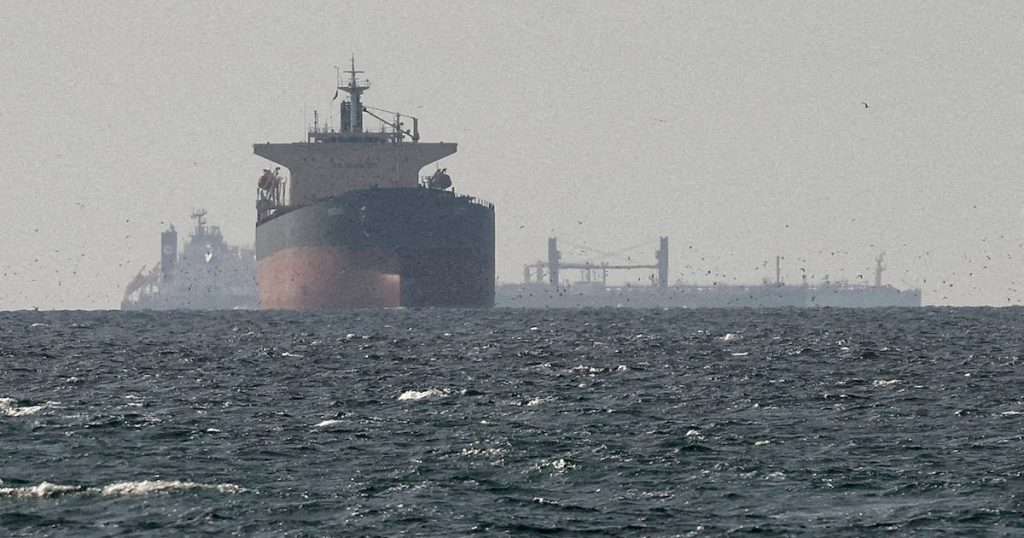 Un buque cisterna que navegaba frente a la costa de Qatar informó que fue alcanzado por “múltiples proyectiles”