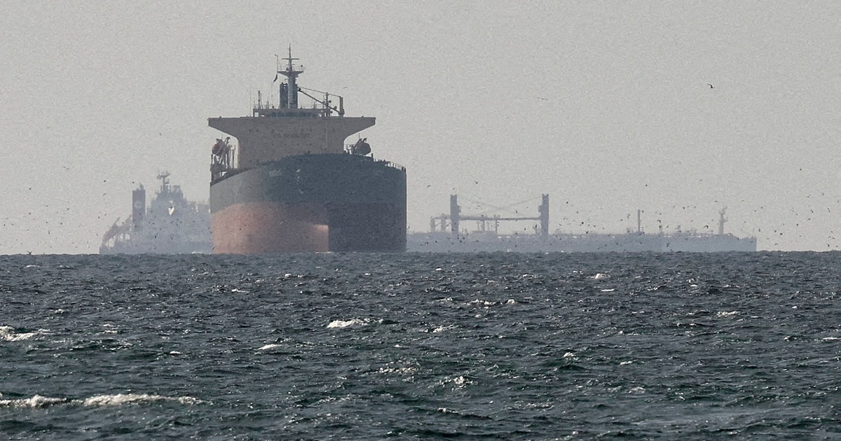 Un buque cisterna que navegaba frente a la costa de Qatar informó que fue alcanzado por “múltiples proyectiles”