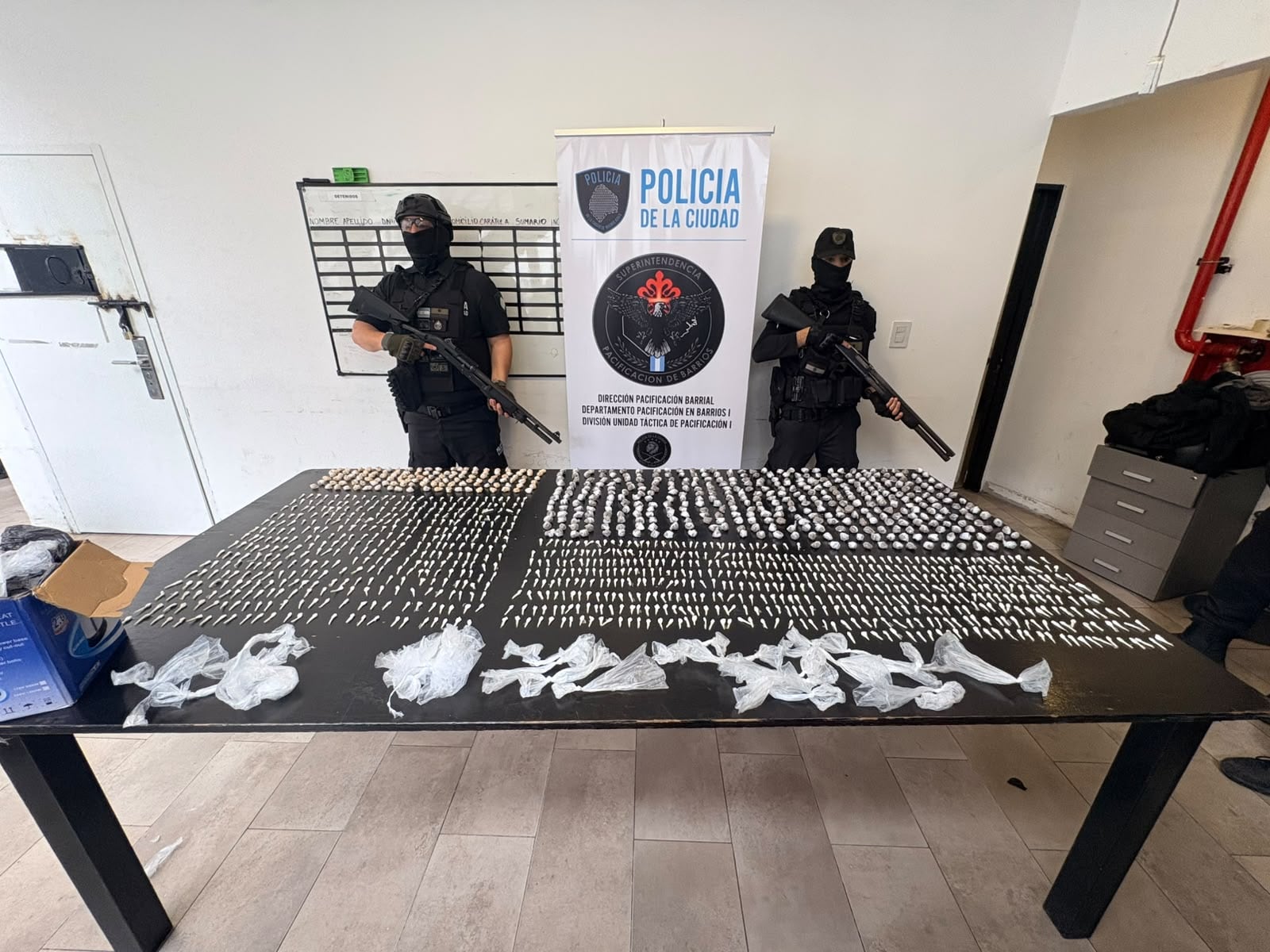 Cayeron dos narcos con 60 antecedentes en la Villa 31: les secuestraron 1.400 dosis de cocaína, pasta base y marihuana