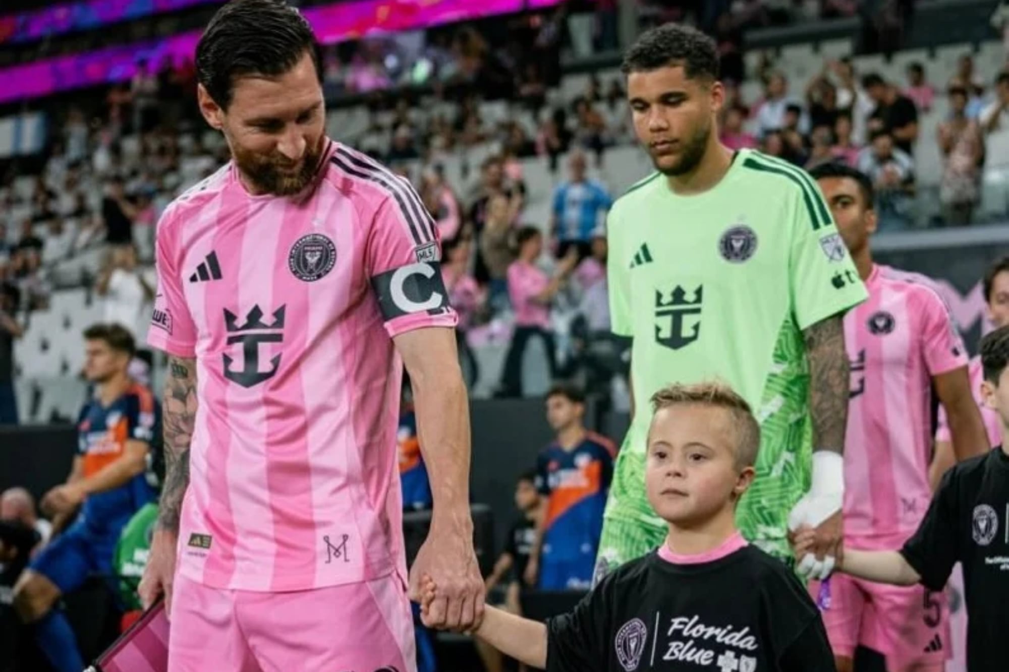 Cumplió el sueño de entrar a la cancha con Lionel Messi y conocer a David Beckham: quién es Huddy, el niño que enamoró a todos