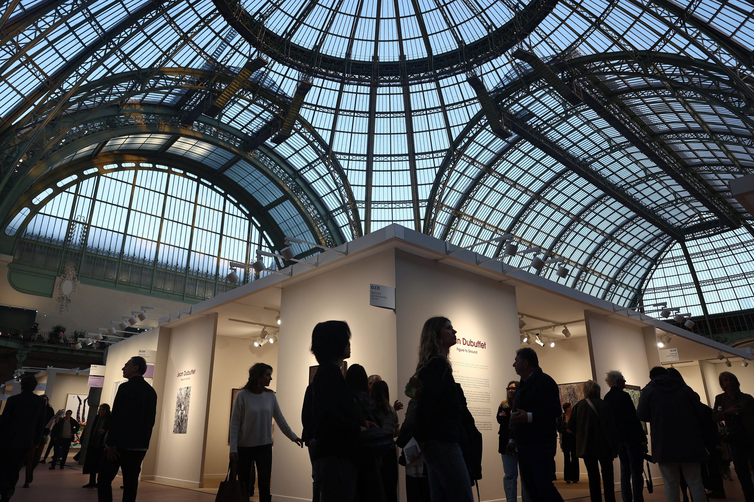 Art Basel París abrió con una ficción insurgente mientras la ciudad vive una semana de tensa calma