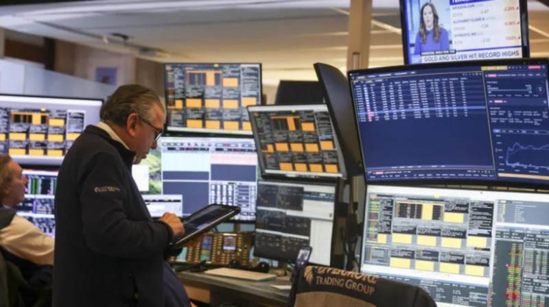 El riesgo país volvió a superar los 700 puntos y el dólar alcanza un nuevo récord