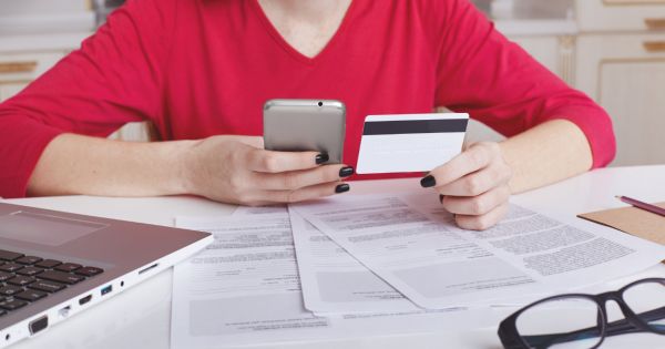 Tarjetas al límite y créditos impagos: la morosidad bancaria cayó en agosto pero roza números críticos