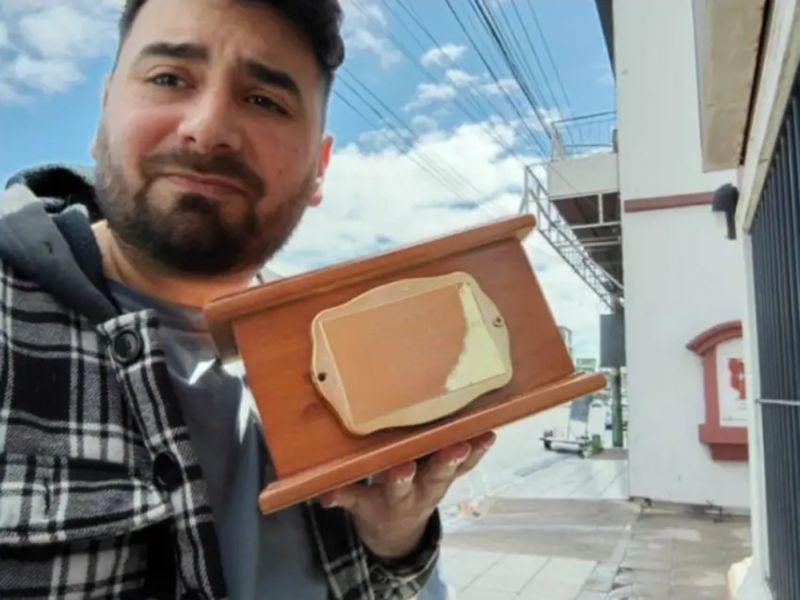 Retiró las cenizas de su madre de la funeraria, tiró un chiste de humor negro en el chat de hermanos y se descontroló todo: "Selfie con mamá"