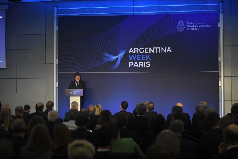 Milei cierra su visita a París con un premio y un evento final de la "Argentina Week"