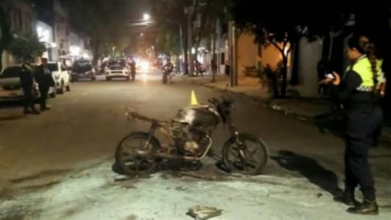 VIDEO: se enojó porque lo detuvieron en un control y prendió fuego su moto