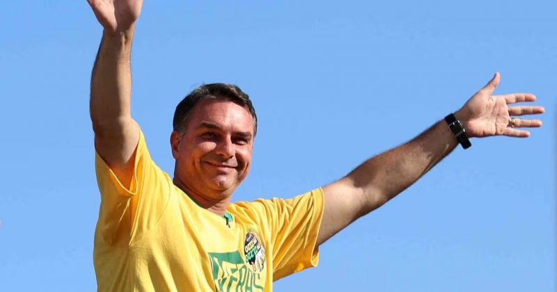 Quién es Flávio Bolsonaro, el hijo de Jair que enfrentará a Lula en el balotaje de Brasil