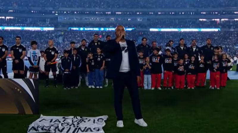 Pura emoción: un excombatiente cantó el Himno con la bandera de Malvinas en la despedida de Messi