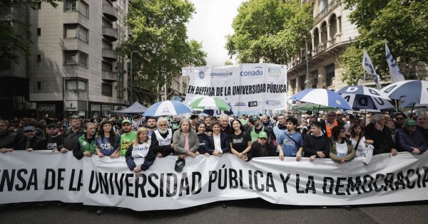 La UBA repudió los incidentes en la marcha universitaria, apuntó contra la Policía y le exigió a Milei cumplir la ley