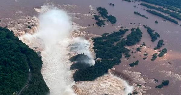 El río Iguazú creció 25 metros e inundó zonas turísticas