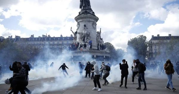 Masivas protestas en Francia por el encarecimiento del costo de vida: hay más de 400 detenidos