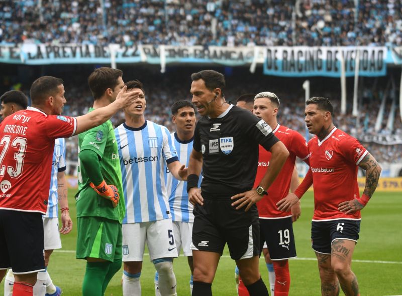 Facundo Tello aprobó el examen en el Racing-Independiente: firme con las tarjetas y acertado en el penal