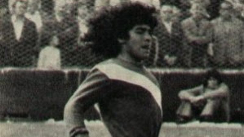 A 50 años del debut, Maradona sigue jugando