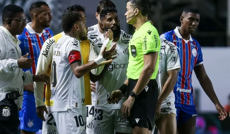Neymar se tapó la boca, fue expulsado por la Ley Vinícius en el empate del Santos y fue a buscar a su rival por buchón