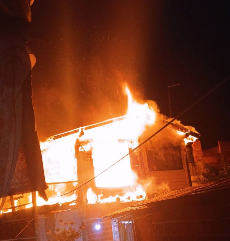 Voraz incendio en la Ribera de  Quilmes: el fuego arrasó con una casa familiar