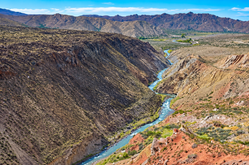 Sin salir de Argentina: un impresionante cañón entre montañas y un río de aguas cristalinas