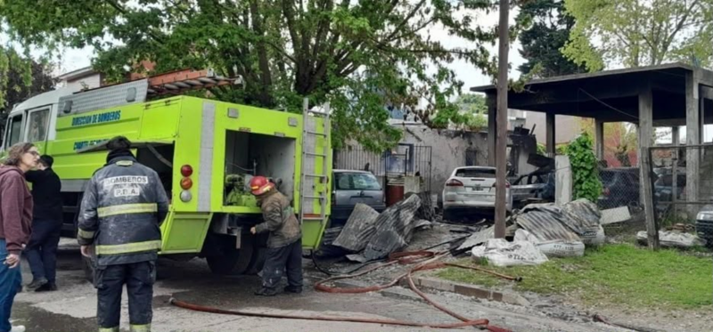 Acumulador de autos, chatarras y basura fue acusado de abuso: su casa ardió en llamas y no saben porqué
