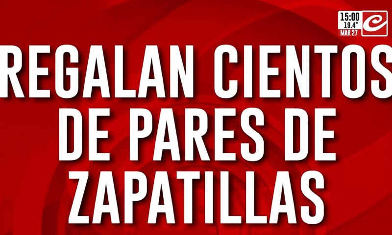 "Zapatazo" en Plaza de Mayo: regalan mil pares de calzado en protesta por la crisis de la industria