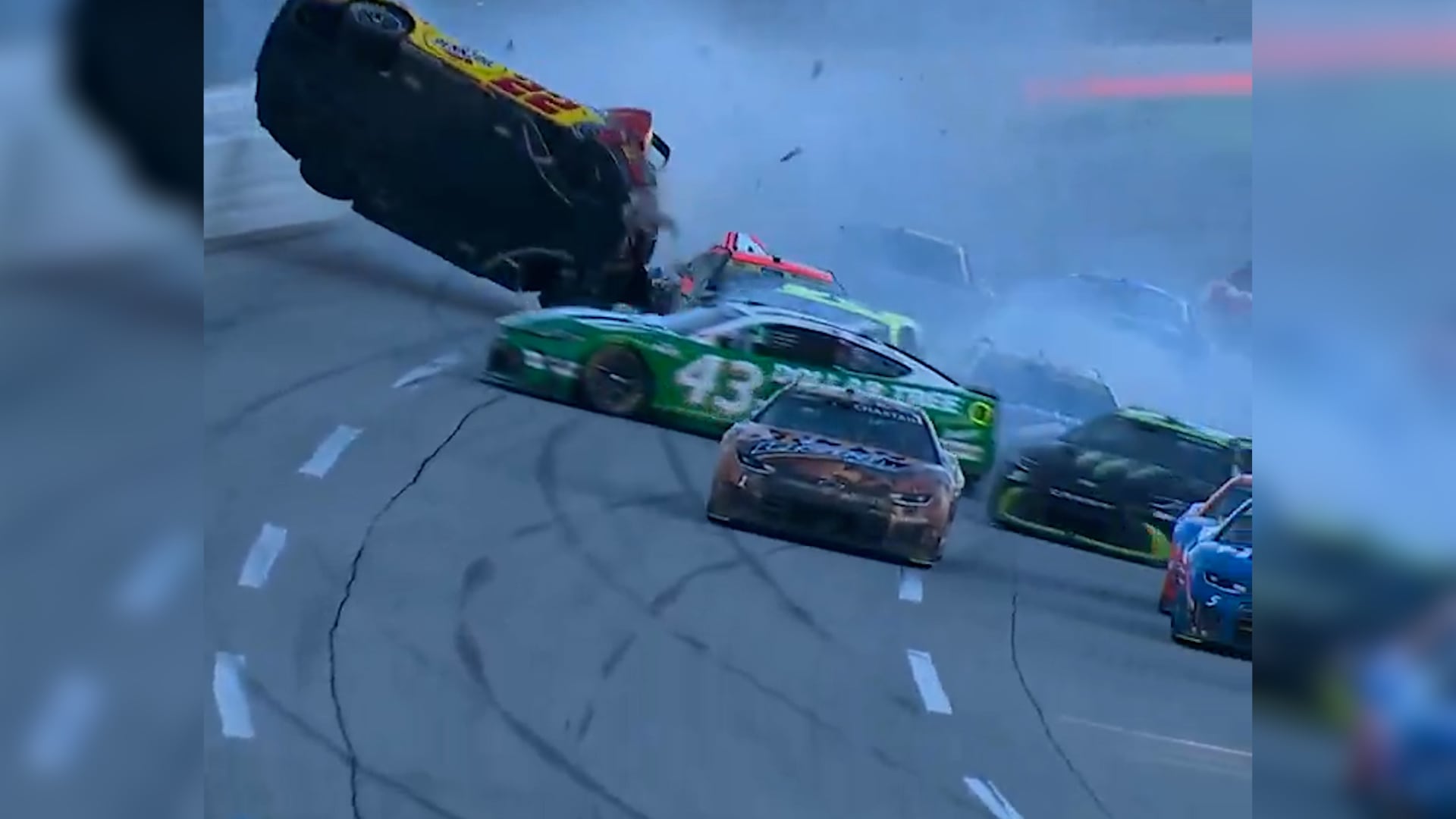 El impactante accidente de 15 autos en una carrera de NASCAR: un coche voló y recorrió la pista con el techo