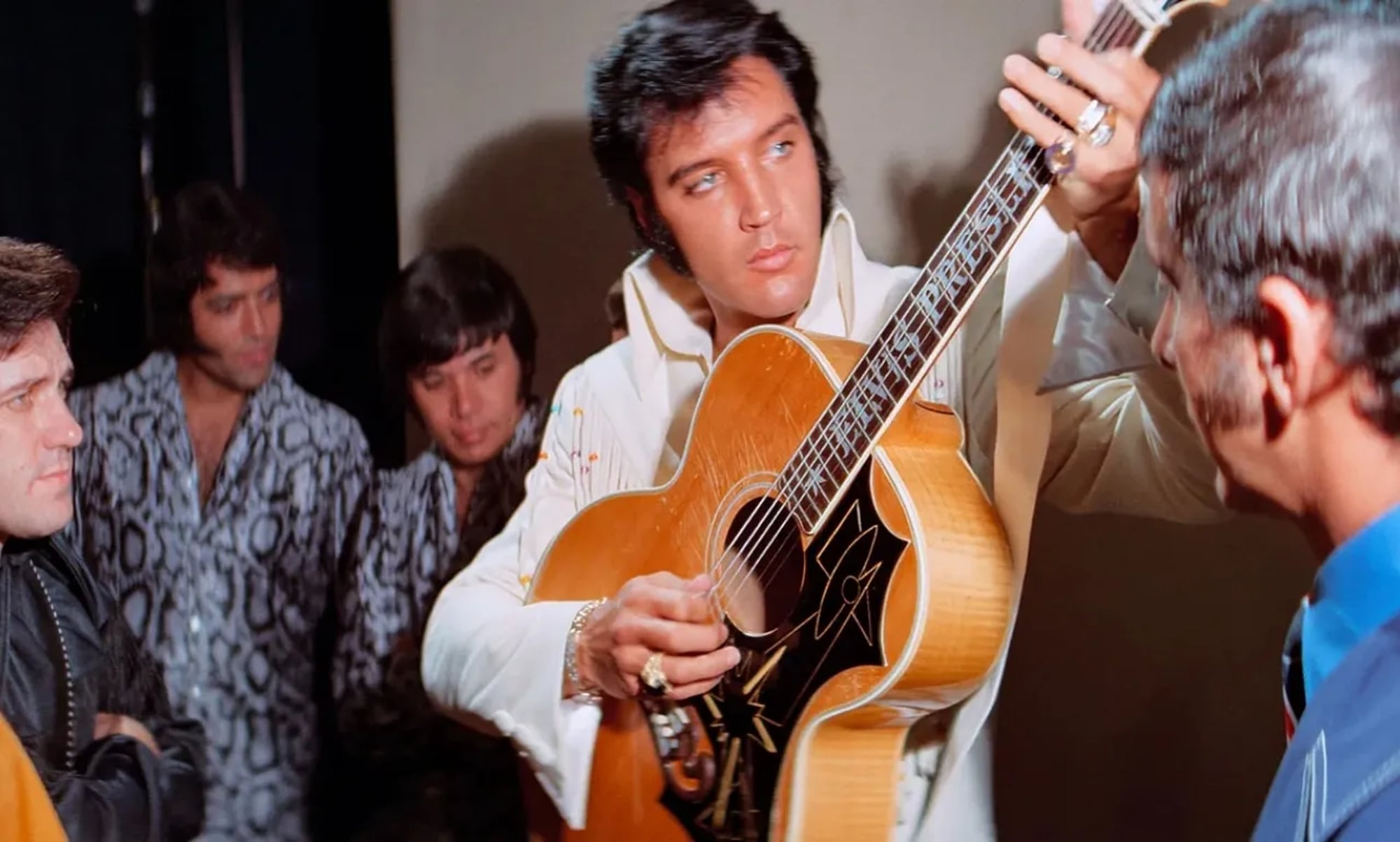 Demandan a Anthropic por usar sin autorización las canciones de Elvis Presley para entrenar a Claude