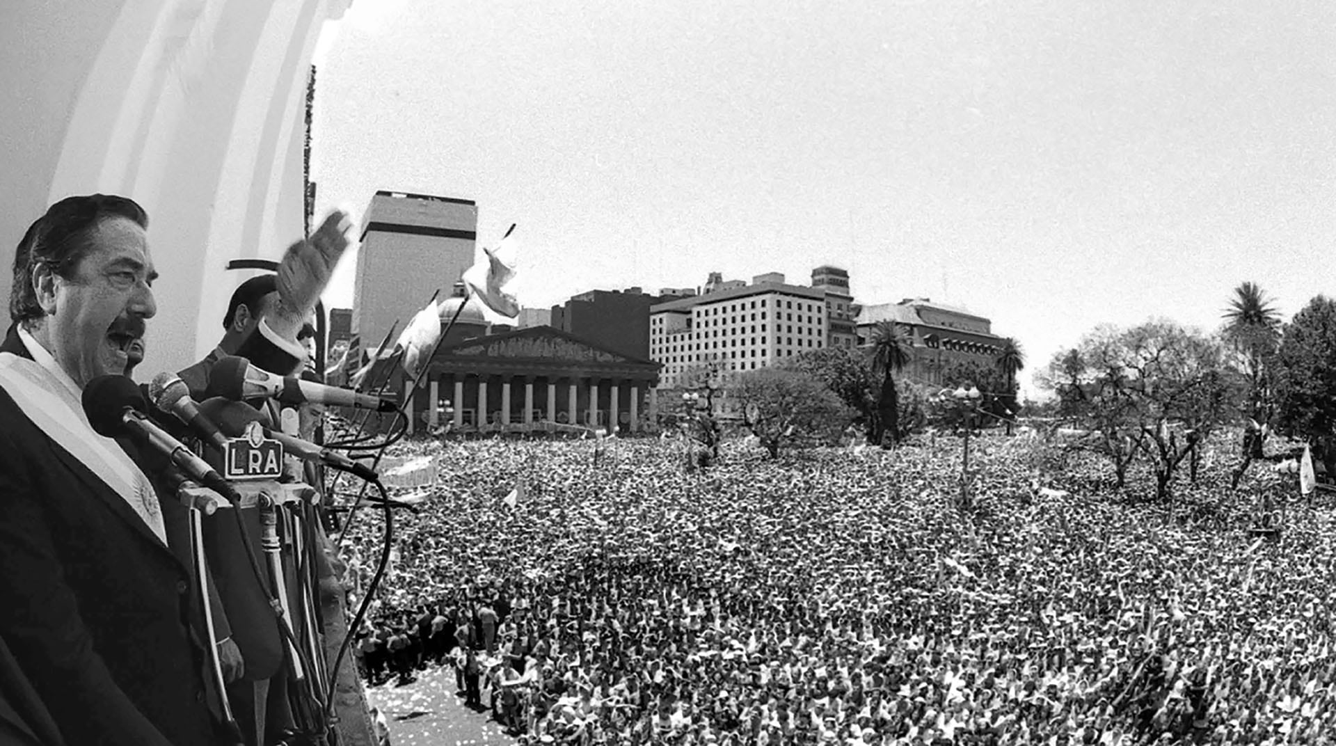 Crónica de noticias anunciadas: del golpe militar a los 43 años de democracia, el triunfo y la asunción de Alfonsín