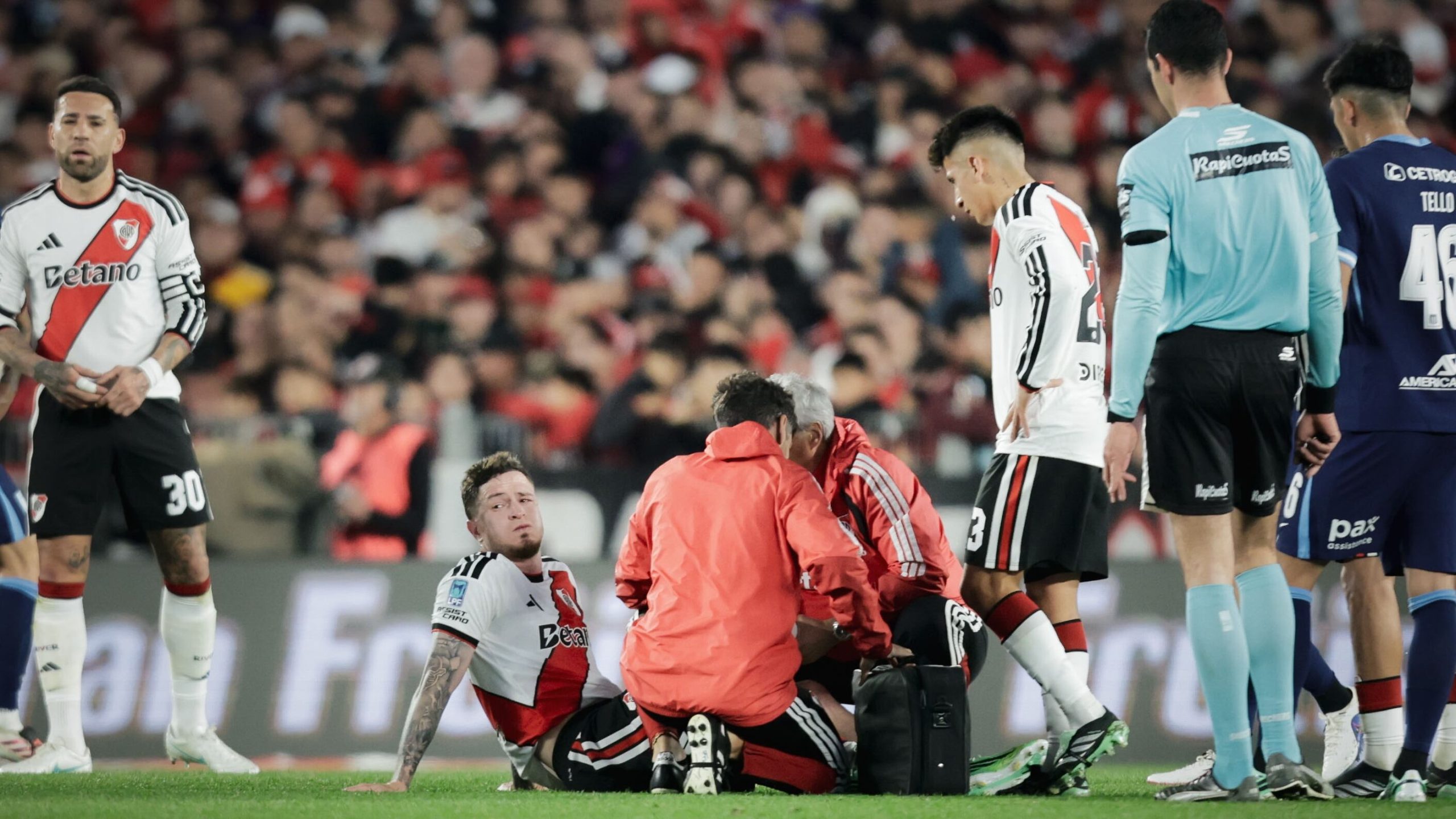 Alarma en River: el momento de la lesión de Aníbal Moreno que lo sacó del juego y lo puso en duda para el Superclásico con Boca