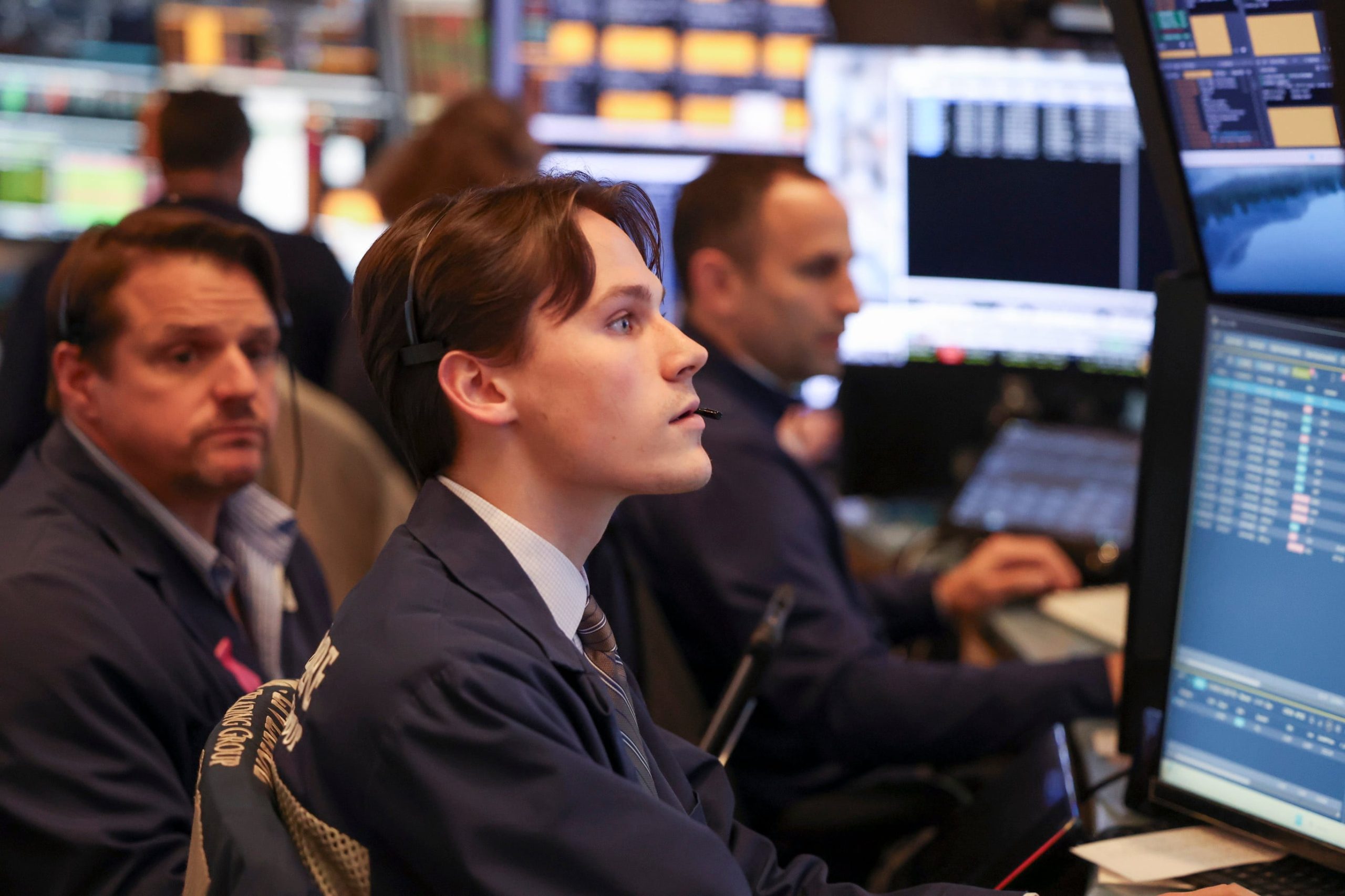 Bajó el riesgo país y el dólar se estabilizó pero sigue el viento de frente: vuelven a subir las tasas en EEUU