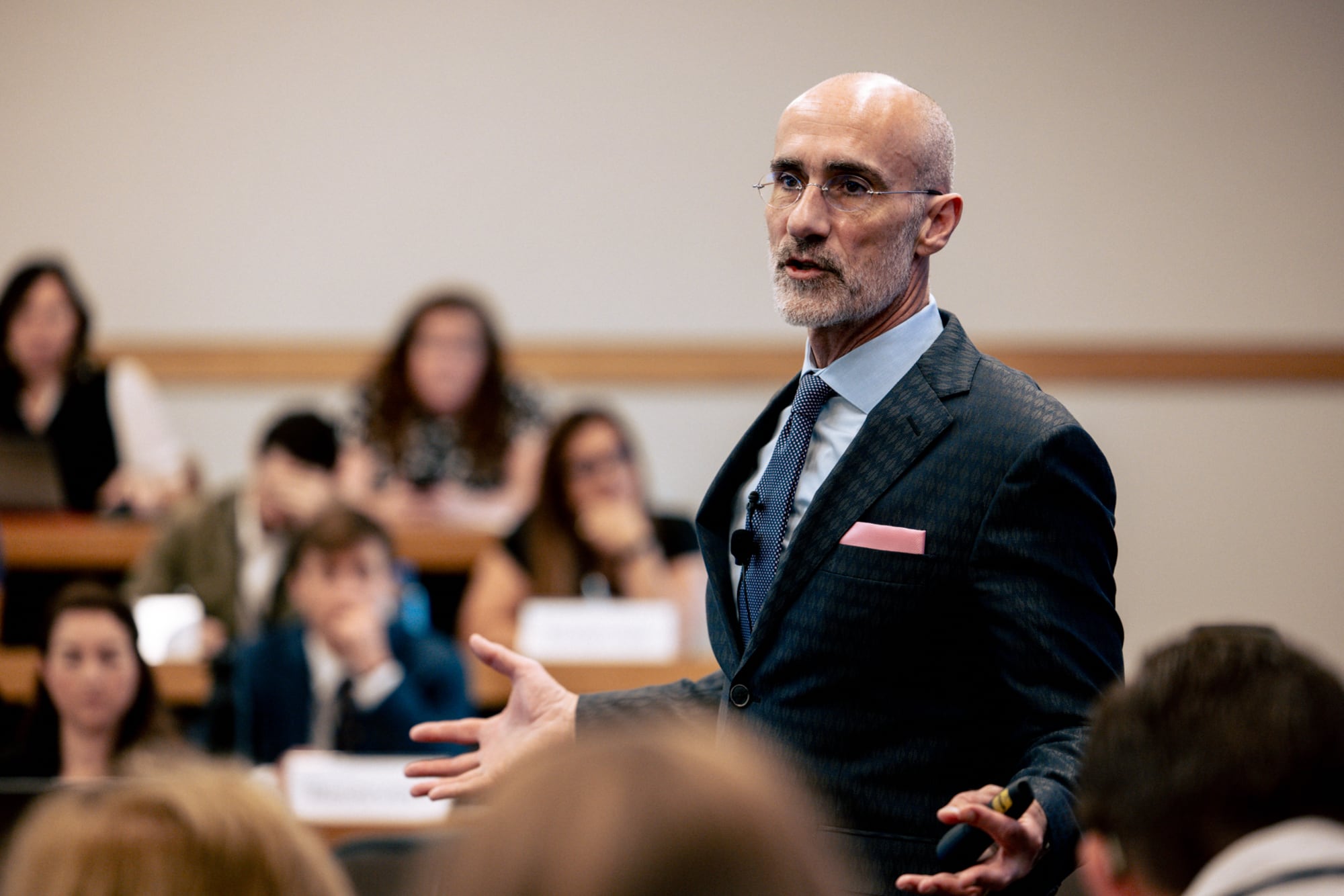 El consejo de Arthur Brooks, experto en felicidad de Harvard, para la segunda mitad de la vida: “Pasar de sumar a restar”