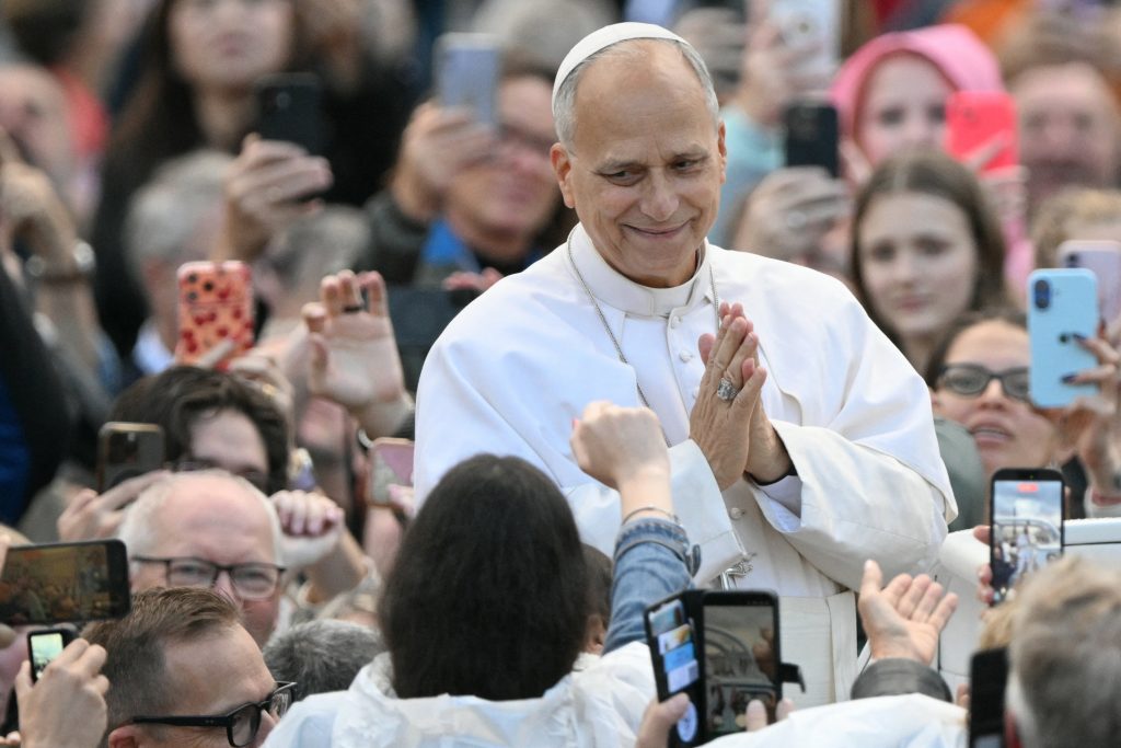 Universitarios llevaron al Papa una denuncia contra Milei