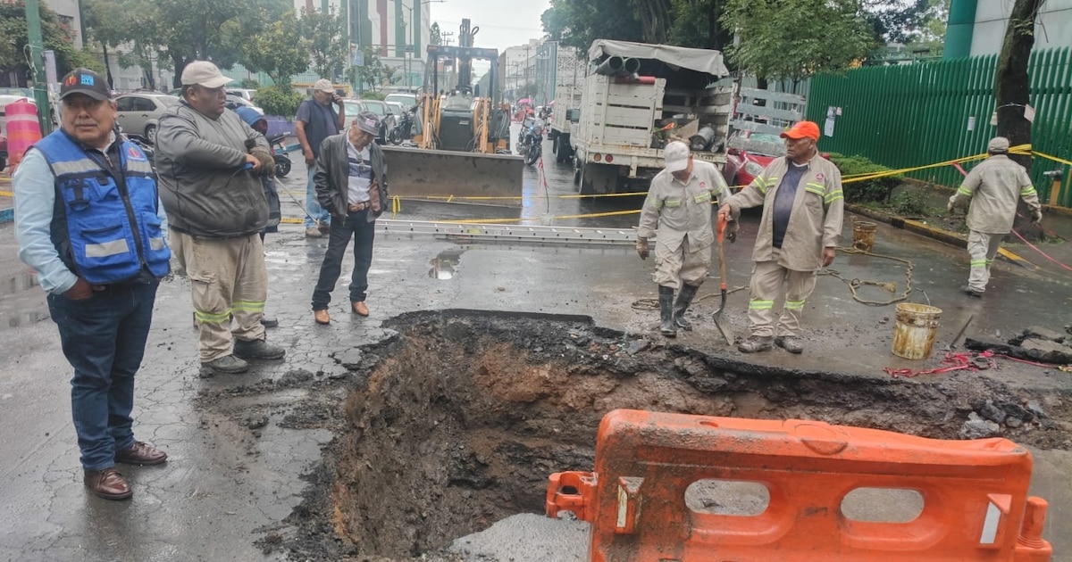 Gobierno de la CDMX culpa a la alcaldía Cuauhtémoc de provocar un socavón donde cayó un vehículo