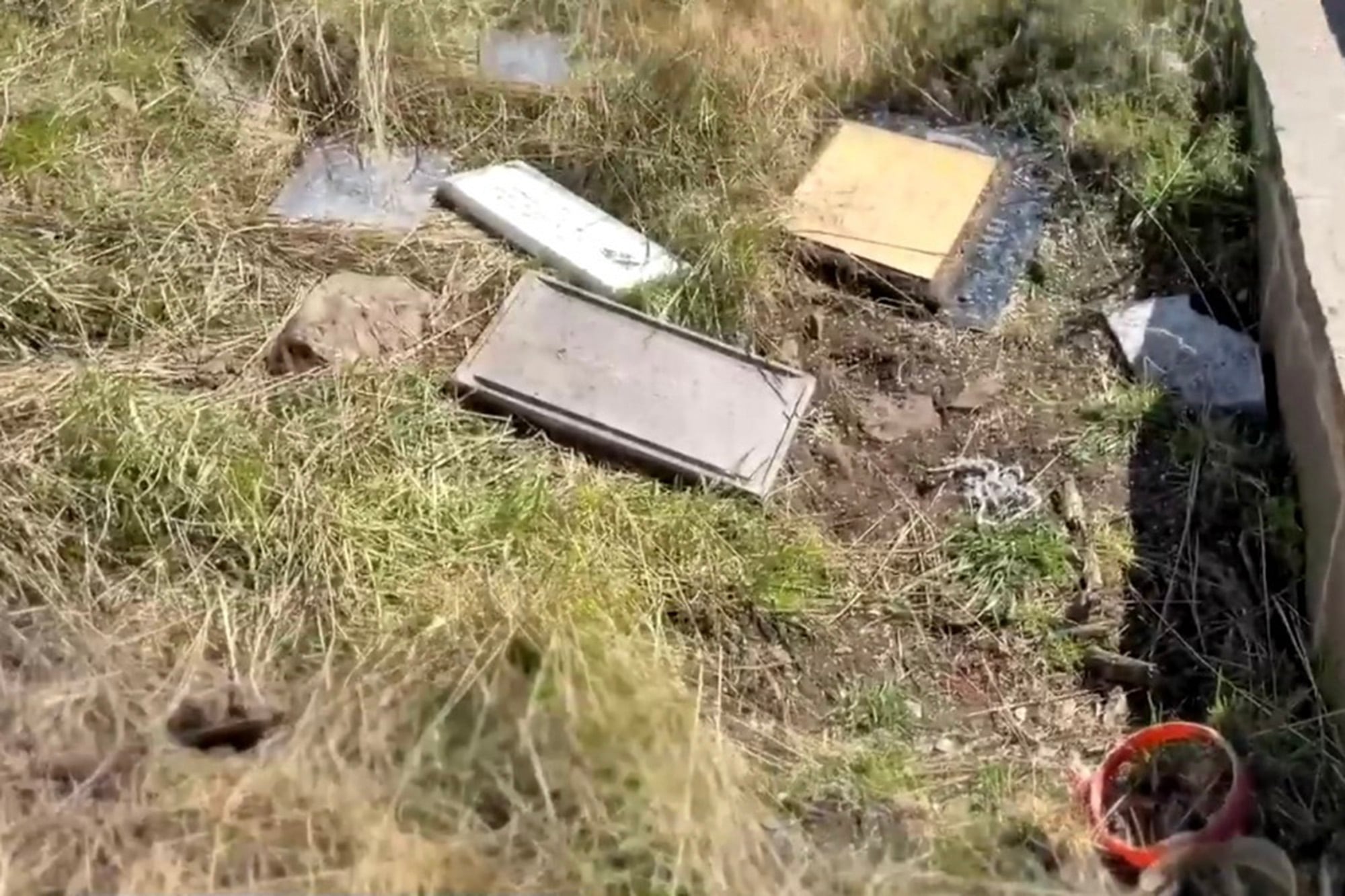 Malvinas: exhiben actos de vandalismo hacia placas y ofrendas argentinas en el cementerio de Darwin