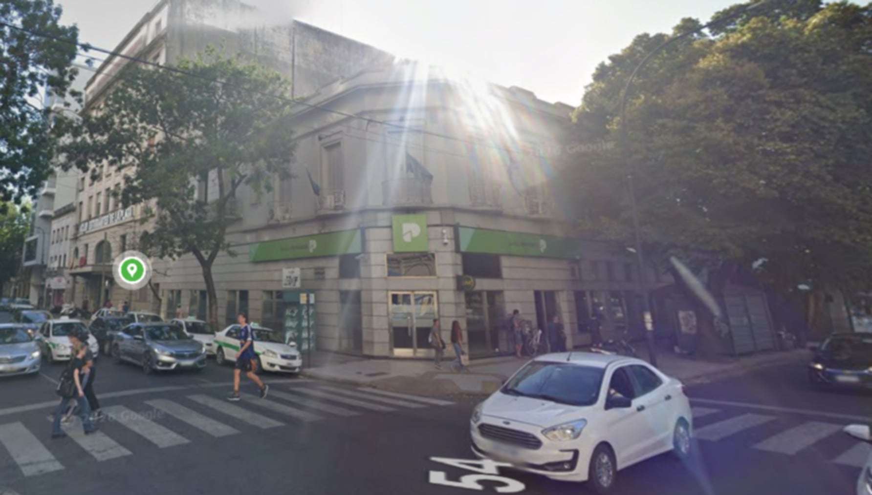 Delincuentes robaron toda la jubilación a un hombre en La Plata cuando salía del banco